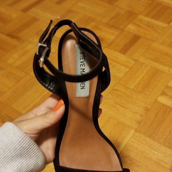 Black heels - Picture 3 of 5